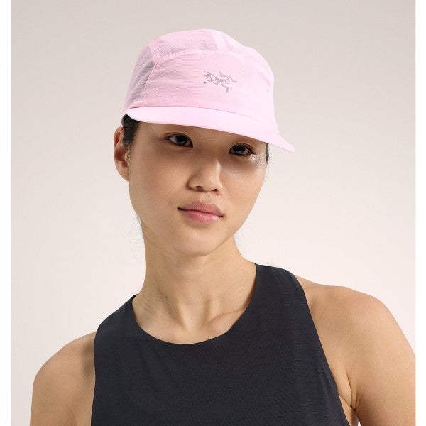 Front on-model view of Arc'teryx Norvan regular brim hat in alpine rose