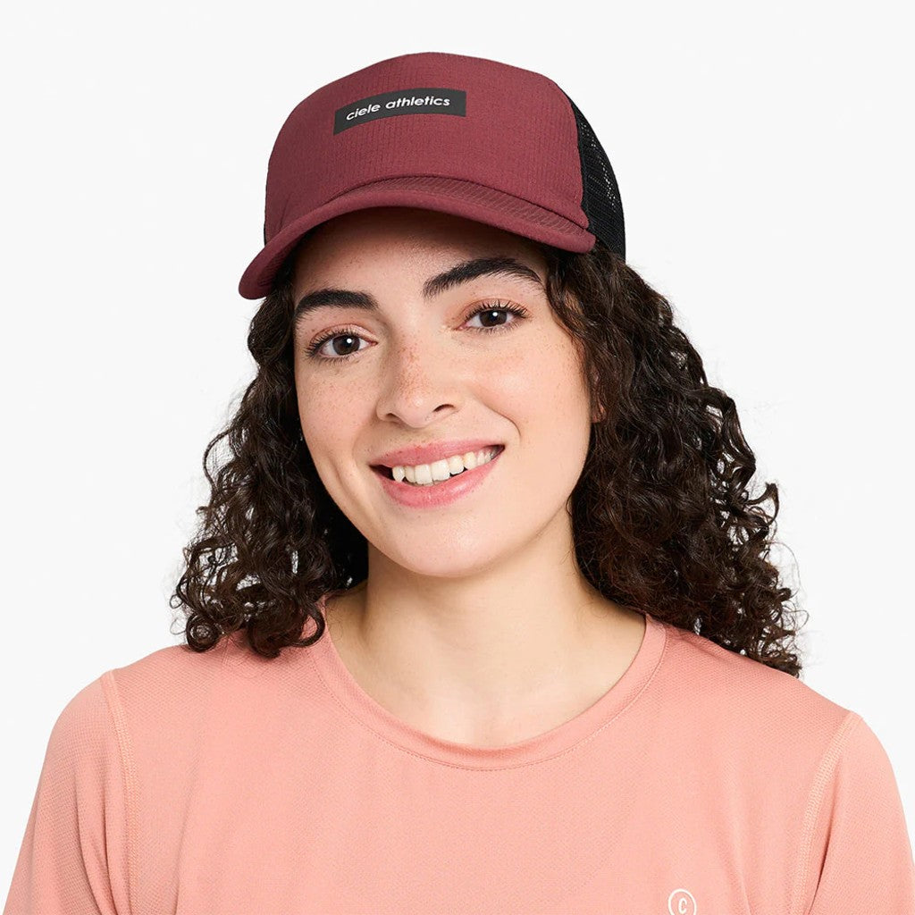 Front view of model with Ciele TRLCap SC Field Iconic Bar in andorra colour