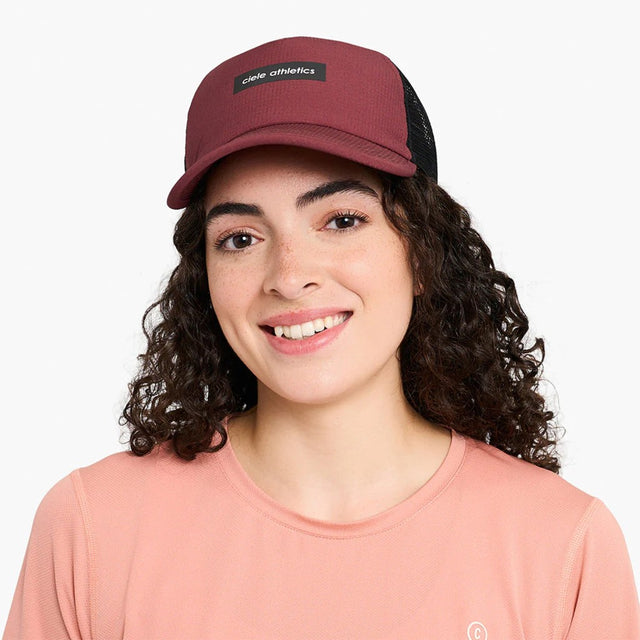 Front view of model with Ciele TRLCap SC Field Iconic Bar in andorra colour