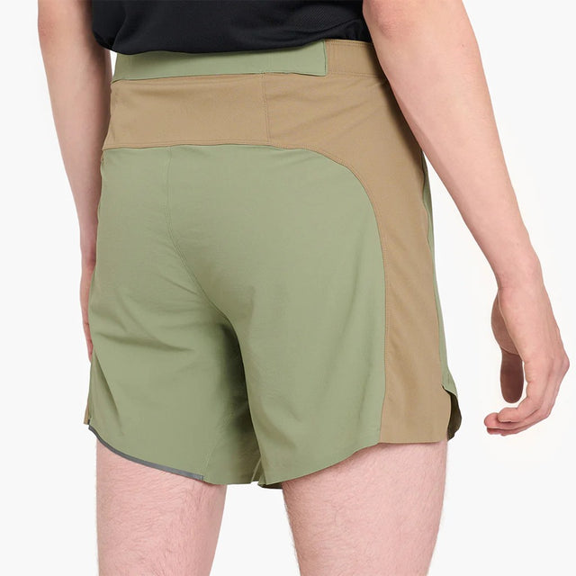 Back view of model with the Ciele TRNShort 7" linerless 2 in toad colour