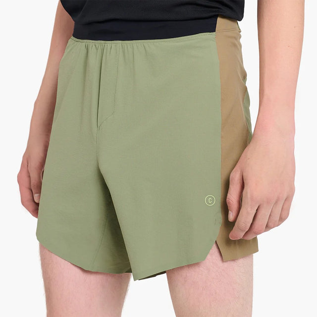 Front view of model with the Ciele TRNShort 7" linerless 2 in toad colour