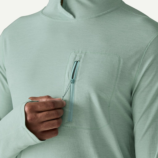 Zipper detail of men's Patagonia's cap cool sun hoody in Thermal Blue Tin Ice X-Dye