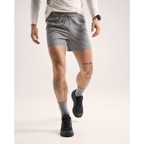 Front on-model view of men's Arc'teryx Norvan 5" running shorts in void (gray)