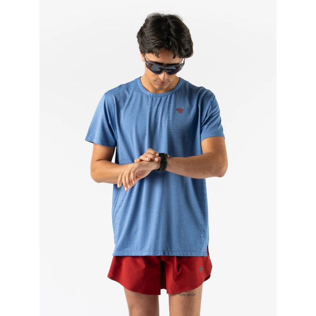 Front on-model view of rabbit running race pace tee in starlight sapphire colour