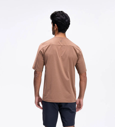 Back on-model view of men's toffee 7mesh Atlas short sleeve shirt