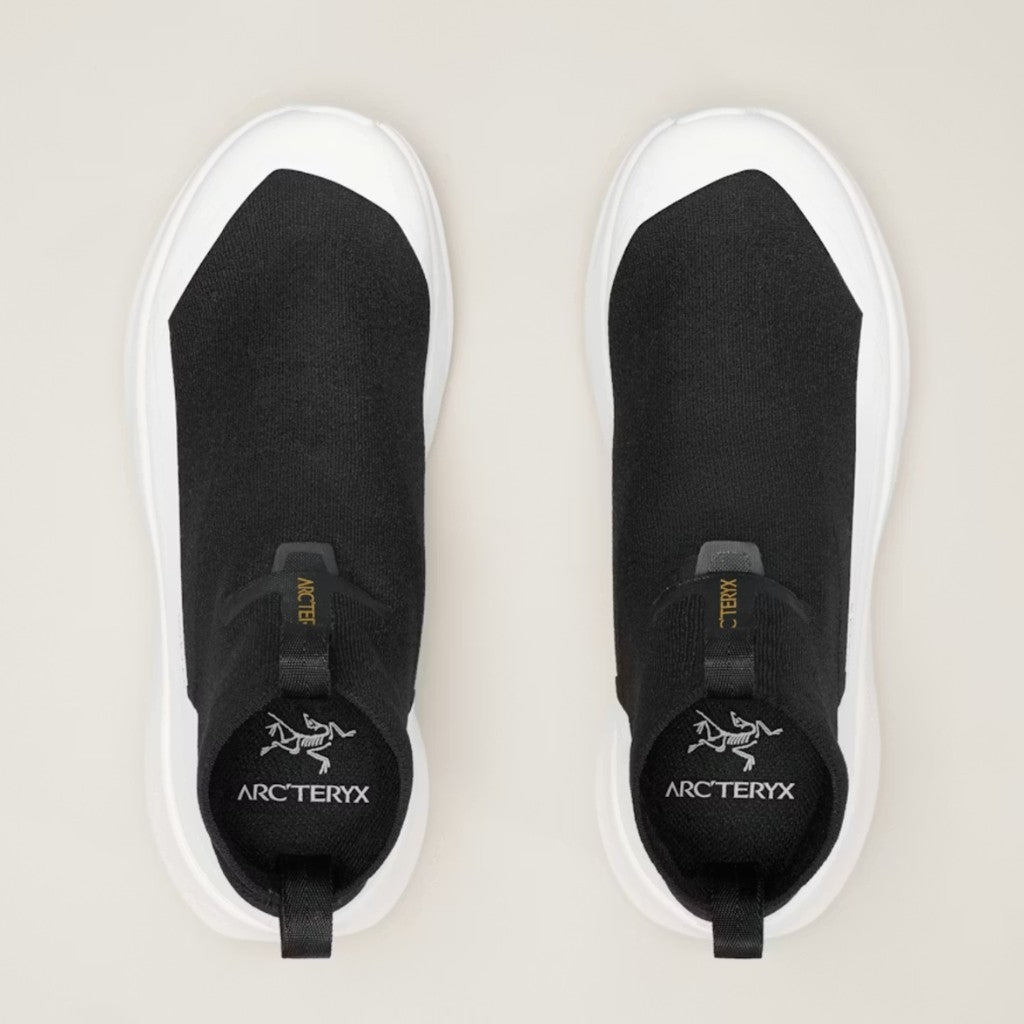 Top view of women's Arc'teryx Norvan 4 Nivalis running shoe in Black/Arctic Silk colour