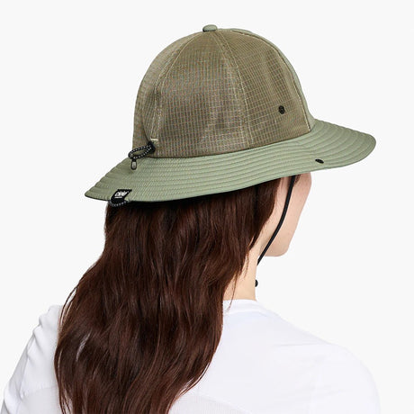 Back view on-model of ciele RLBucket Comp Circle C in toad colour
