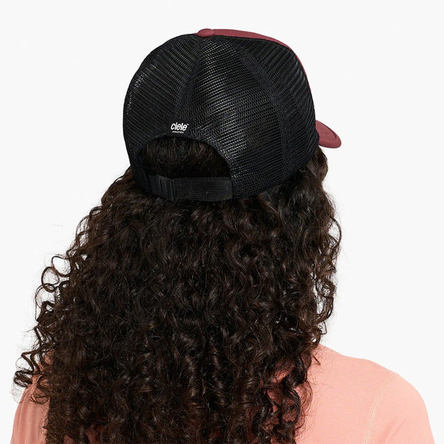 Back view of model with Ciele TRLCap SC Field Iconic Bar in andorra colour