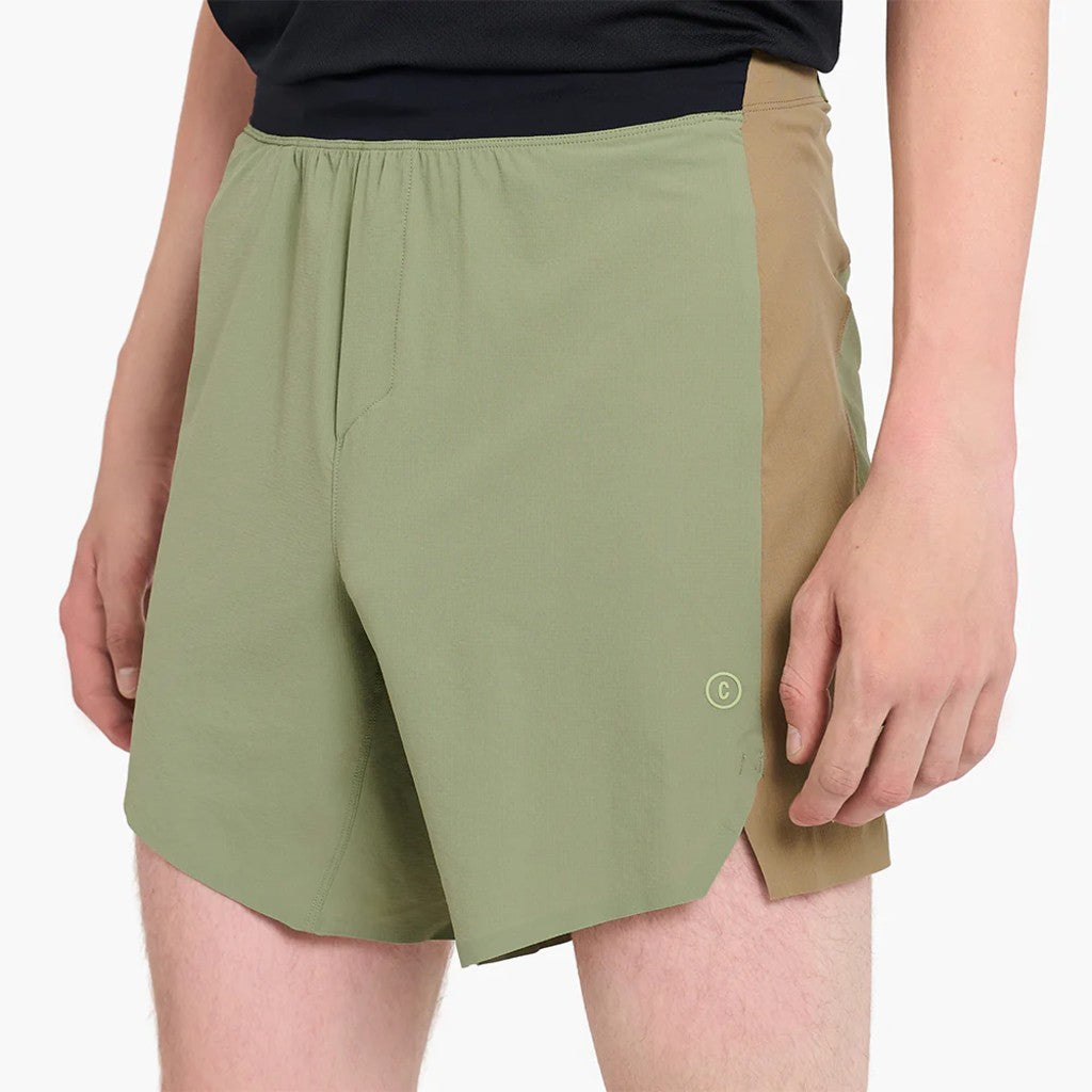 Front view of model with the Ciele TRNShort 7" linerless 2 in toad colour