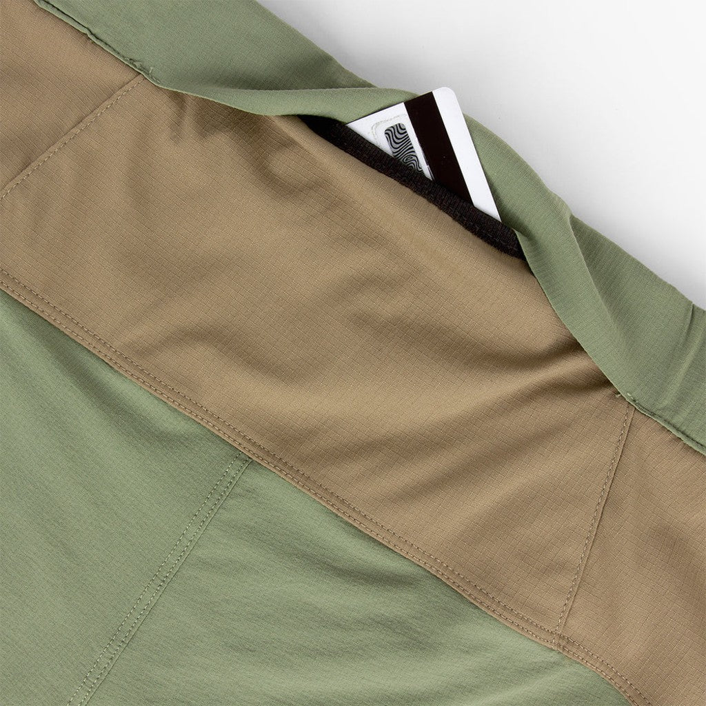 Back pocket detail of the Ciele TRNShort 7" linerless 2 in toad colour