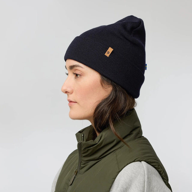 Side on-model view of Fjallraven Classic Knit Hat in black colour