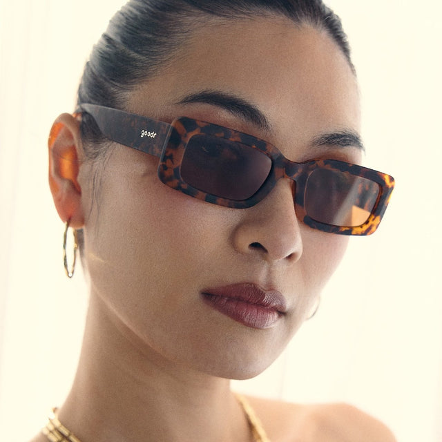 Side on-model view of goodr Luxe G in "Came here to be seen" colour