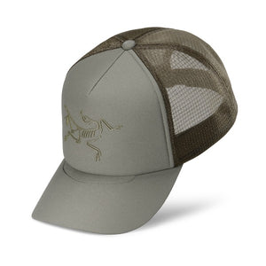 Front view of Arc'teryx Bird Trucker curved brim hat in forage/tatsu colour