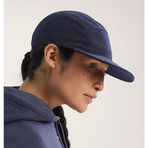 Side on-model view of Arc'teryx Calidum 5 panel wood cap in Black Sapphire colour