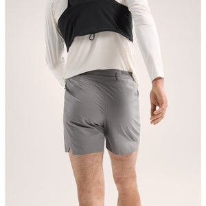 Back on-model view of men's Arc'teryx Norvan 5" running shorts in void (gray)