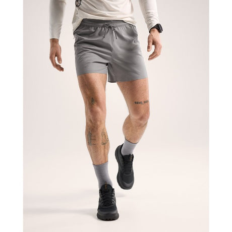 Front on-model view of men's Arc'teryx Norvan 5" running shorts in void (gray)