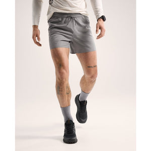 Front on-model view of men's Arc'teryx Norvan 5" running shorts in void (gray)