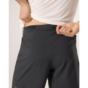 Back zipper waist detail of men's black Arc'teryx Norvan 7" running shorts