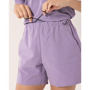 Waist detail of women's Arc'teryx Teplo 5" shorts in velocity (purple) 