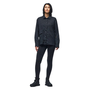 Front on-model view of indyeva Majica overshirt in black