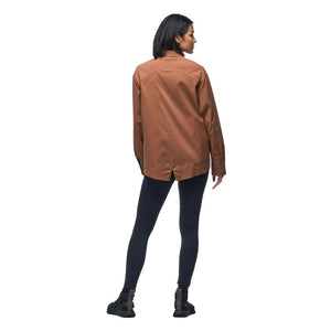 Back on-model view of indyeva Majica overshirt in oak colour