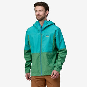 Front of model in men's patagonia boulder fork rain jacket in gather green
