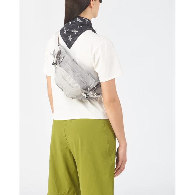 Back on-model view wearing Salomon Trailblazer belt