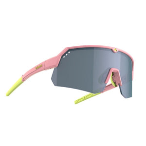 Angled view of tripoint 001 Treriksroset sunglasses, pink frame and silver lens