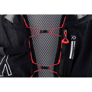 Front closure detail of the UltrAspire Zygos 5.0 hydration pack/running vest